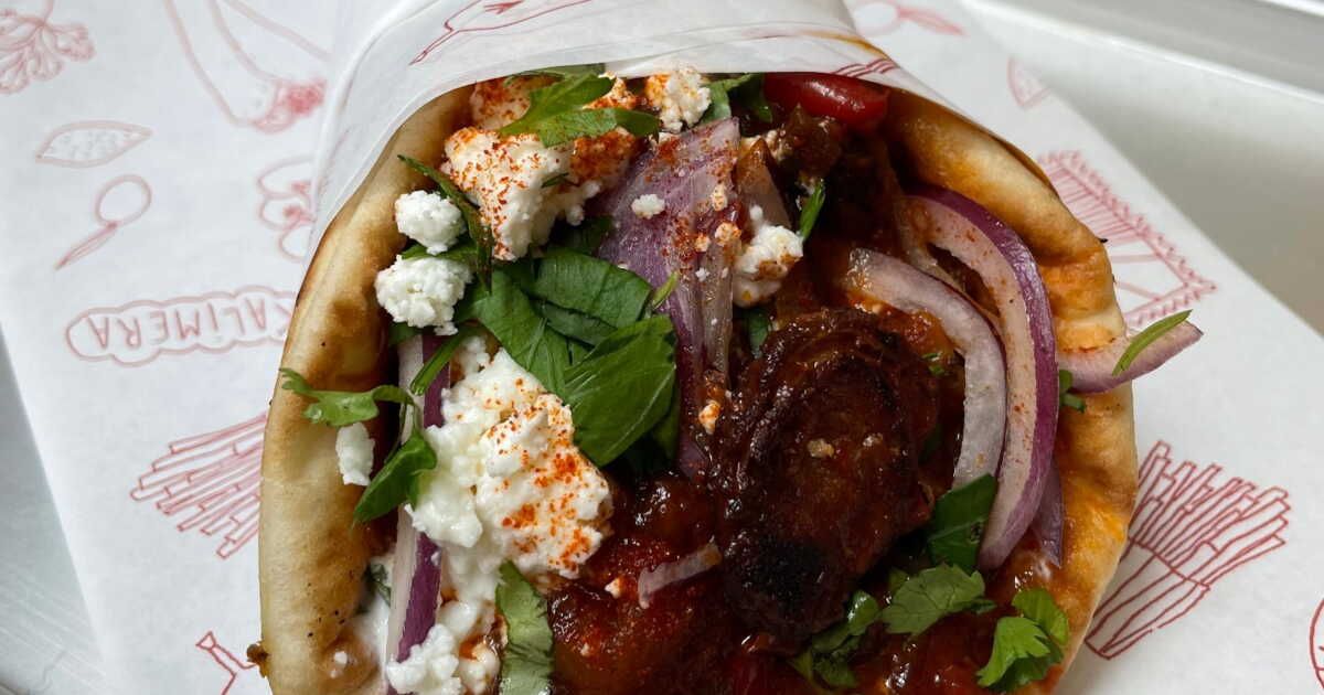 Une recette estivale de pita grecque aux saucisses et poivrons à ne pas manquer