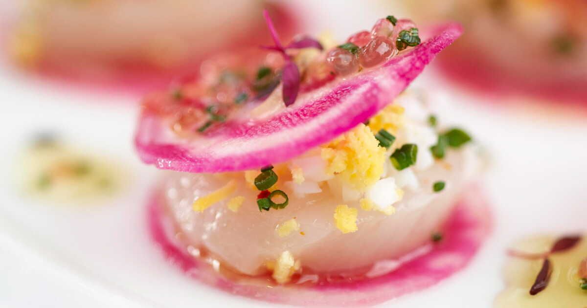 Une explosion de saveurs : bouchées de saint-jacques à la betterave