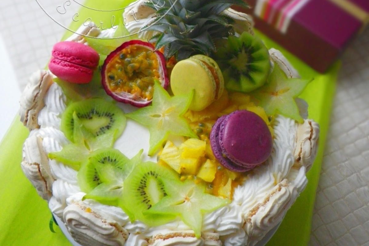 Vacherin glacé aux fruits exotiques et meringue au thé matcha