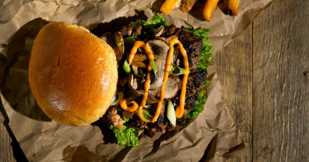 Comment préparer un véritable smash burger ? La recette ultra gourmande