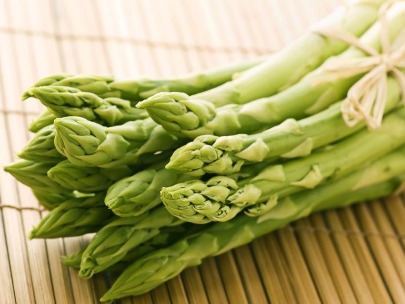 Choisir entre asperges vertes et violettes : le guide ultime