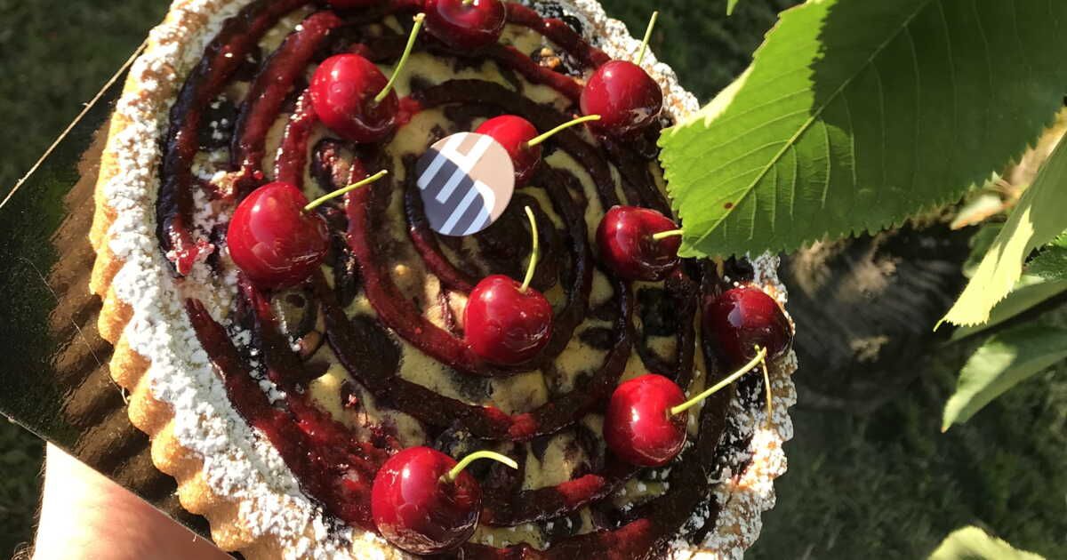 Découvrez la recette exquise du clafoutis aux cerises revisitée par Henri Desmoulins