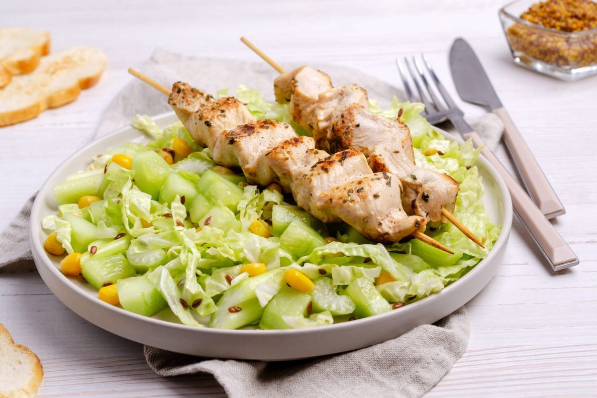 Des brochettes de poulet épicé à la sauce ail : recette de Cyril Lignac à découvrir