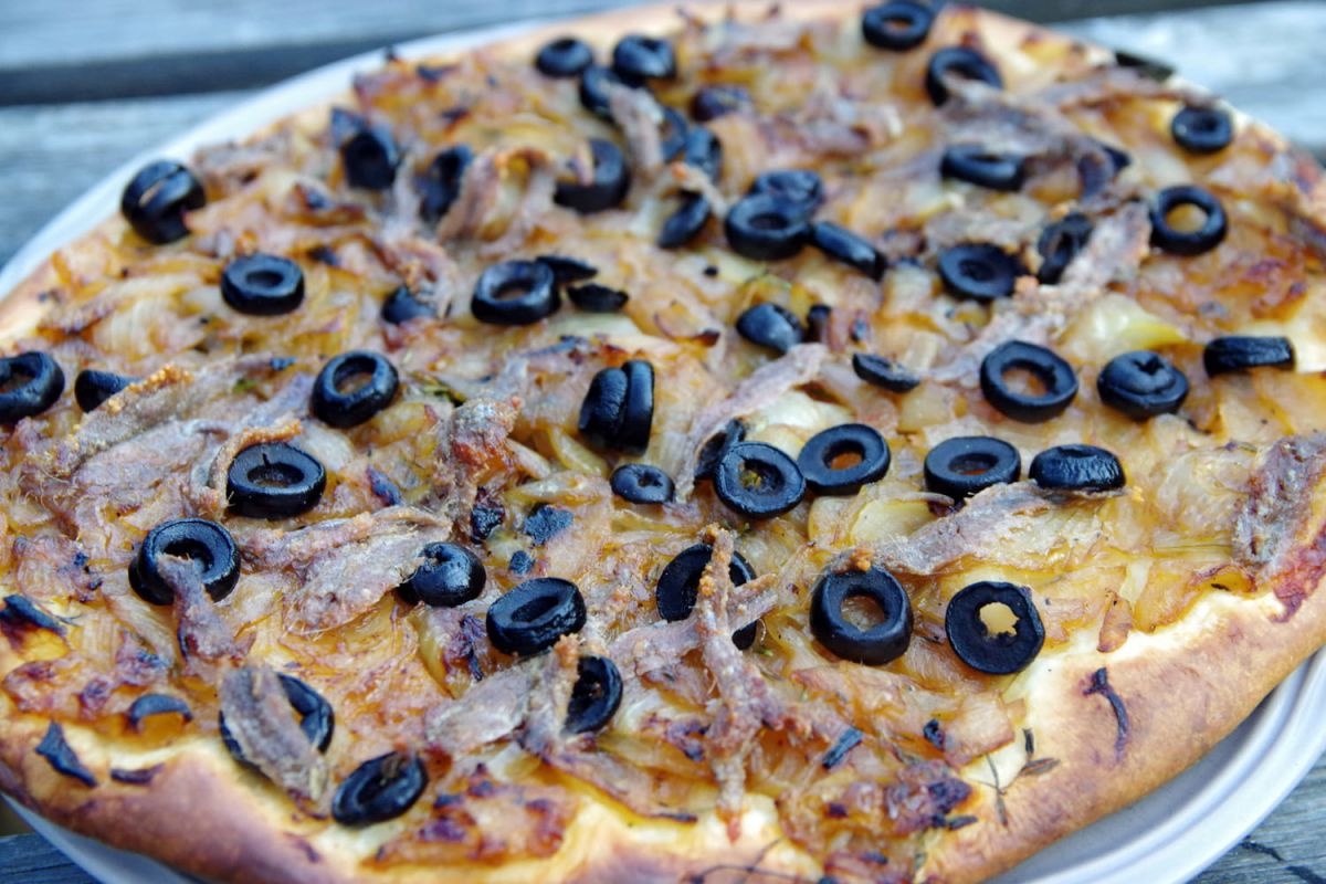 Cyril Lignac révèle sa recette revisitée de la pissaladière