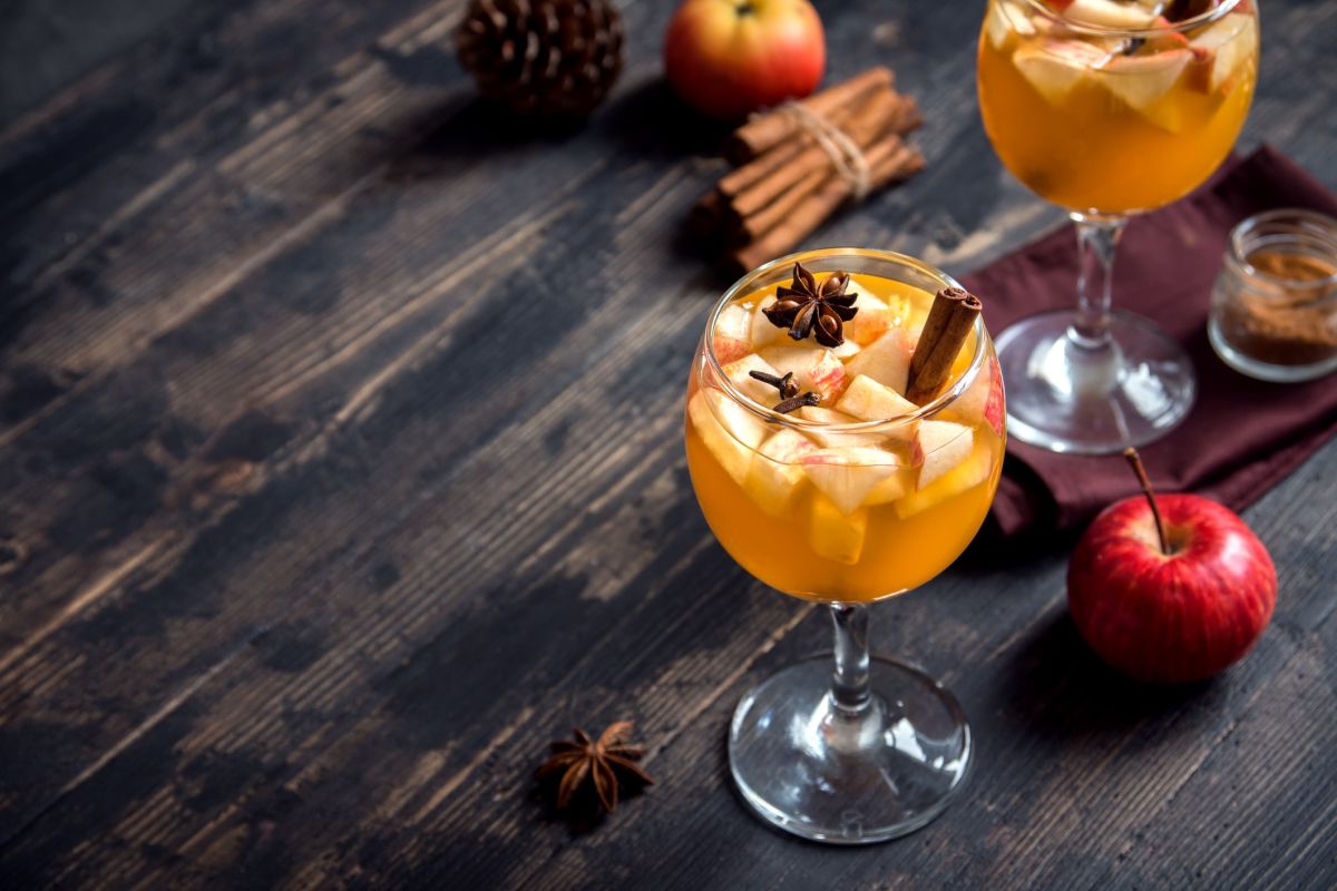 Redécouvrez la magie de Noël avec le cocktail pomme-épices pétillant