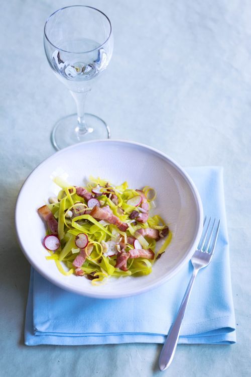 Une salade gourmande lardons, poireaux et radis