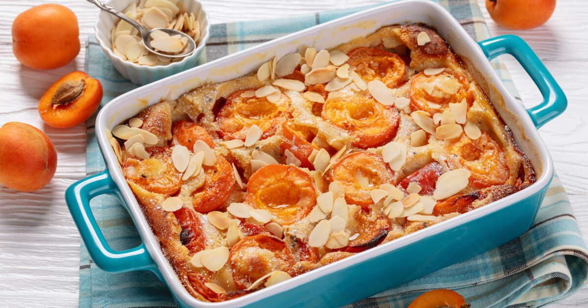 Un clafoutis aux abricots léger et gourmand, sans gluten ni lactose