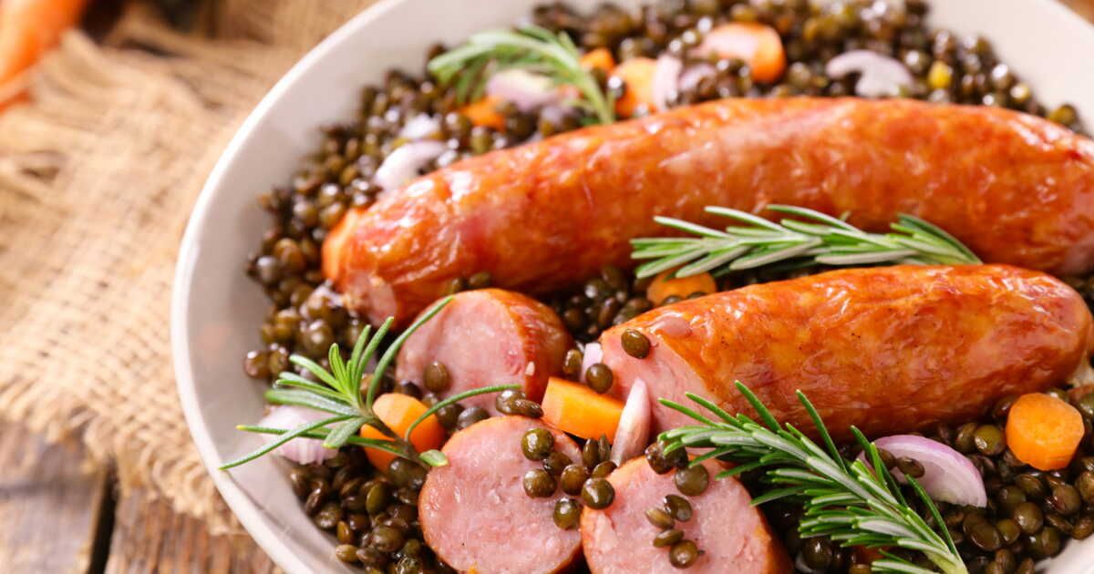 Lentilles-saucisse : une recette réconfortante à découvrir