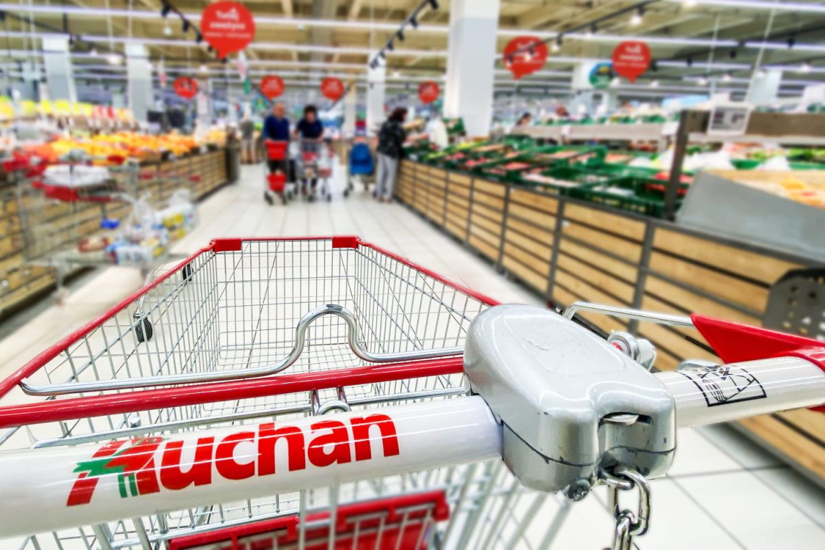 Comment une mère de famille optimise ses courses chez Auchan pour économiser 900 euros