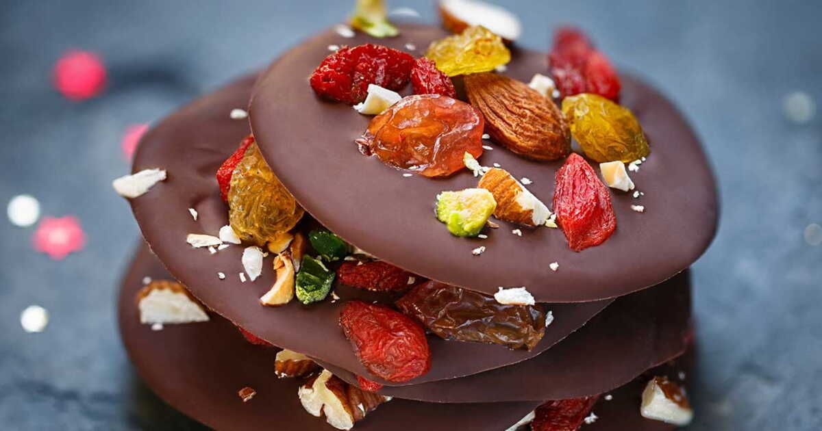 Mendiants au chocolat : un délice aux fruits variés