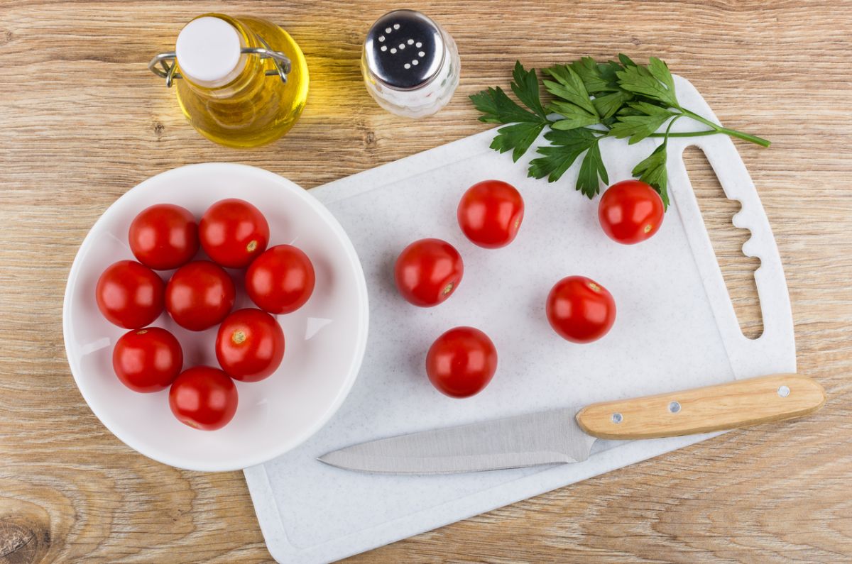 Quelles alternatives aux planches à découper en plastique ? Nos spécialistes font le point