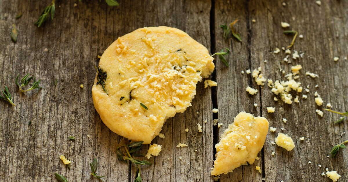 Craquez pour des crackers au parmesan faits maison en un clin d'œil