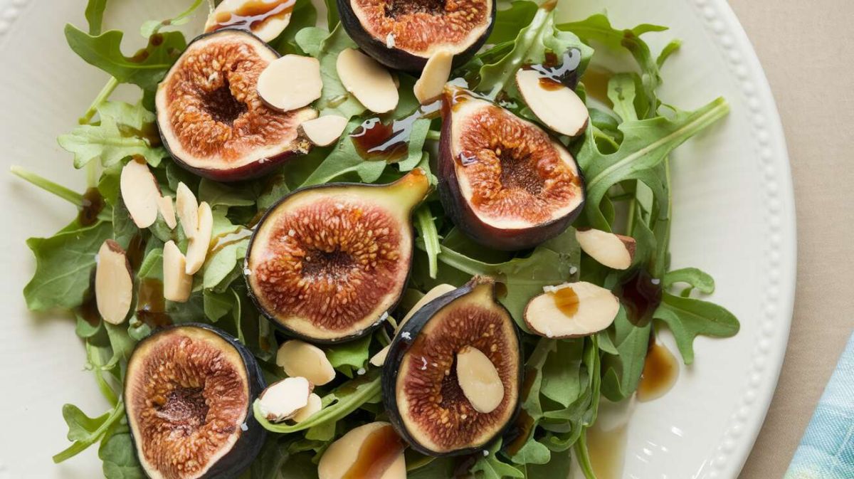 Salade de figues légère à la roquette et aux amandes