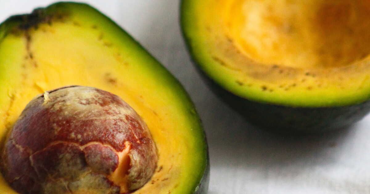 Ne jetez plus vos avocats noircis : des idées créatives pour les recycler