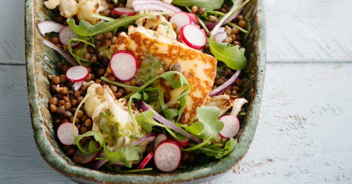 le goût de l'été dans une salade végétarienne au tofu grillé