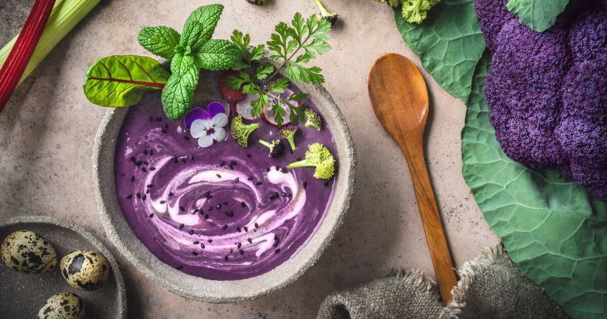 Redonnez couleur à vos plats avec une soupe de chou-fleur violet