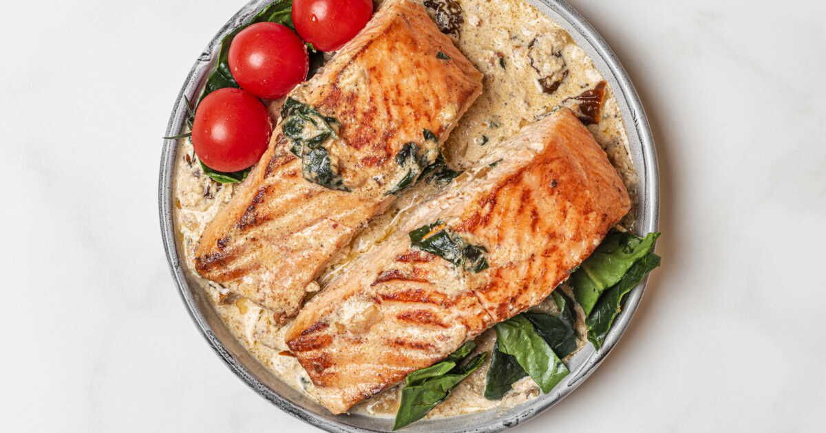 Saumon au four à la sauce pesto rouge : la recette sans prise de tête