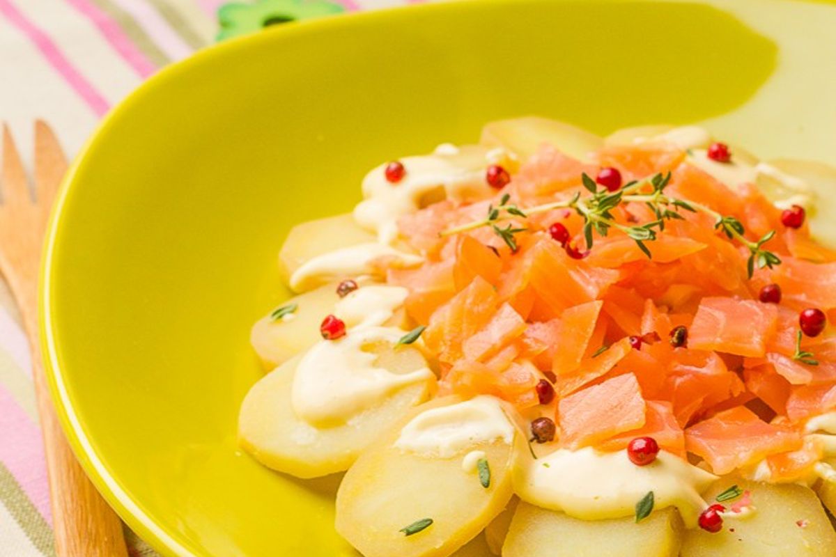 Salade de pommes de terre Princesse Amandine au saumon fumé et sauce au raifort