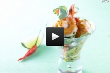 Verrine estivale de gambas à l'ail, guacamole et mayonnaise fumée