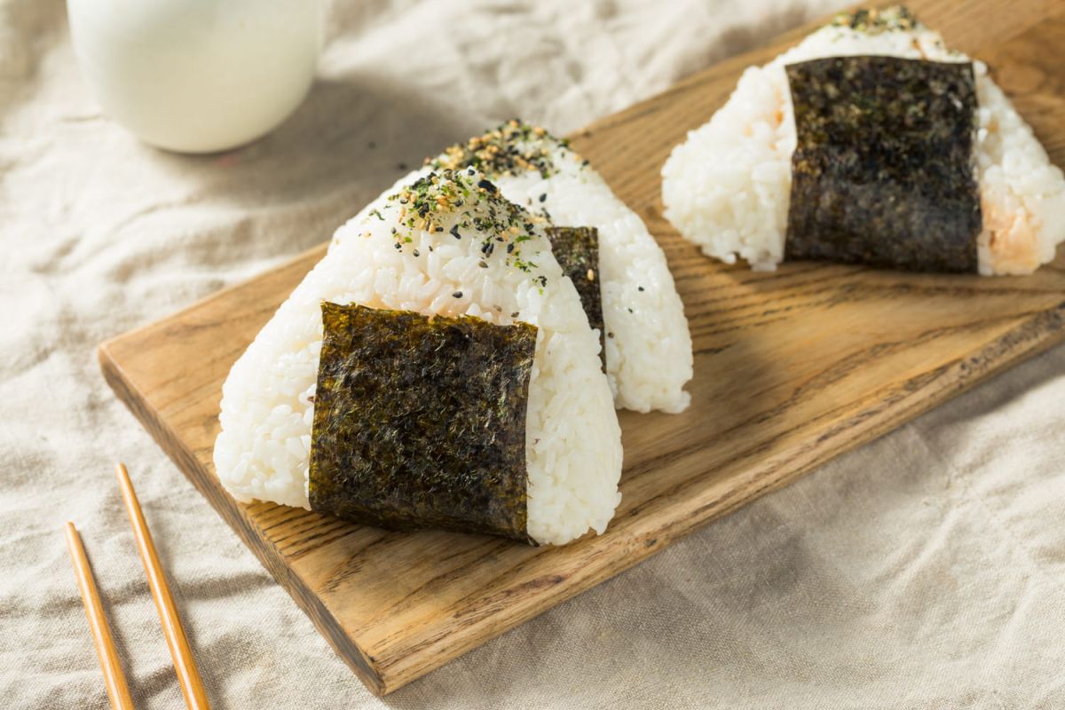 Essayez les onigiris : la recette facile qui surpasse les sushis