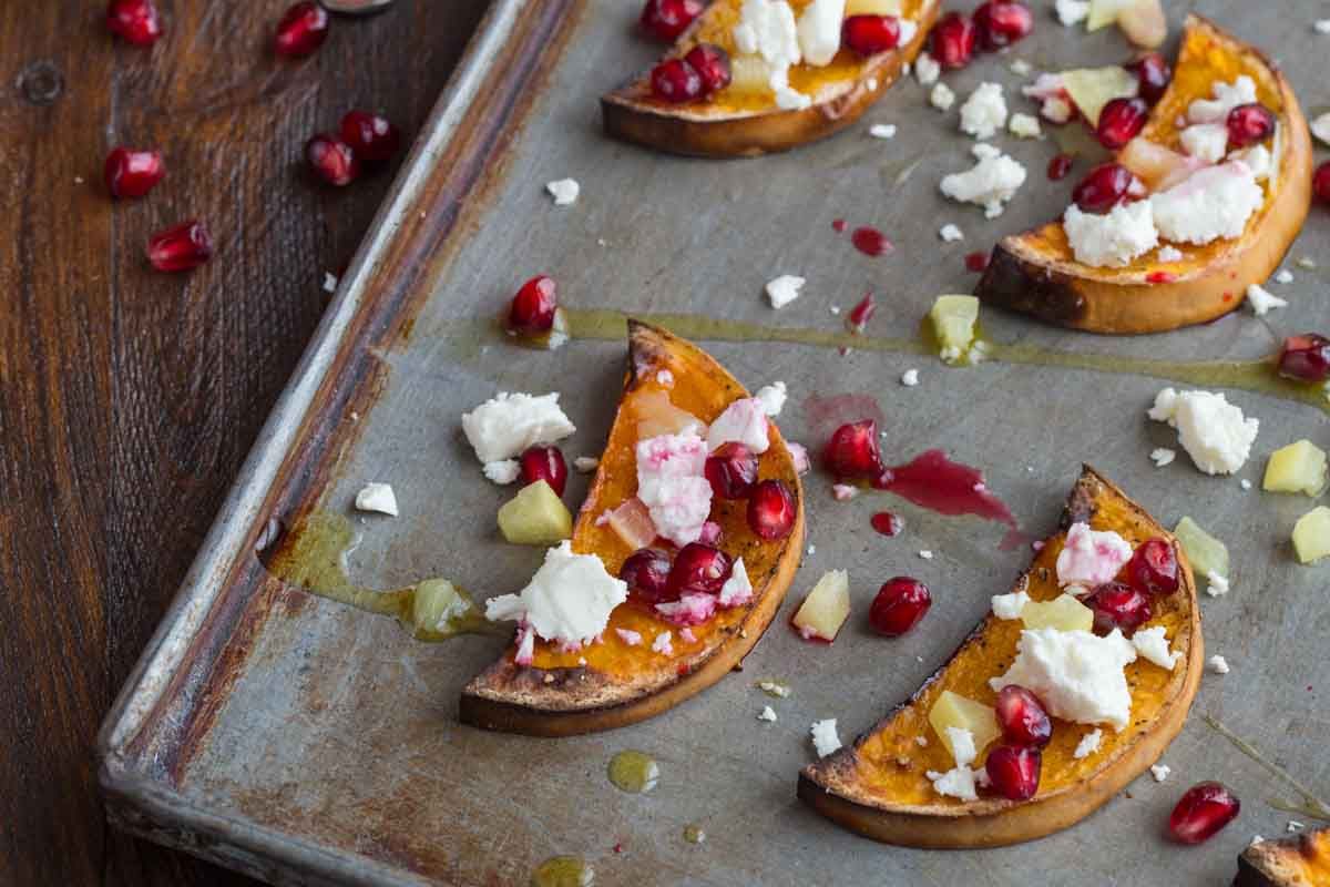 Courge butternut rôtie à la grenade et feta : une alliance colorée