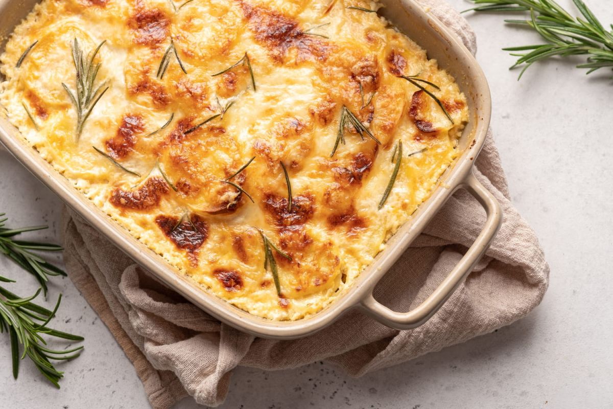 Découvrez le gratin de polenta au parmesan qui va révolutionner vos dîners