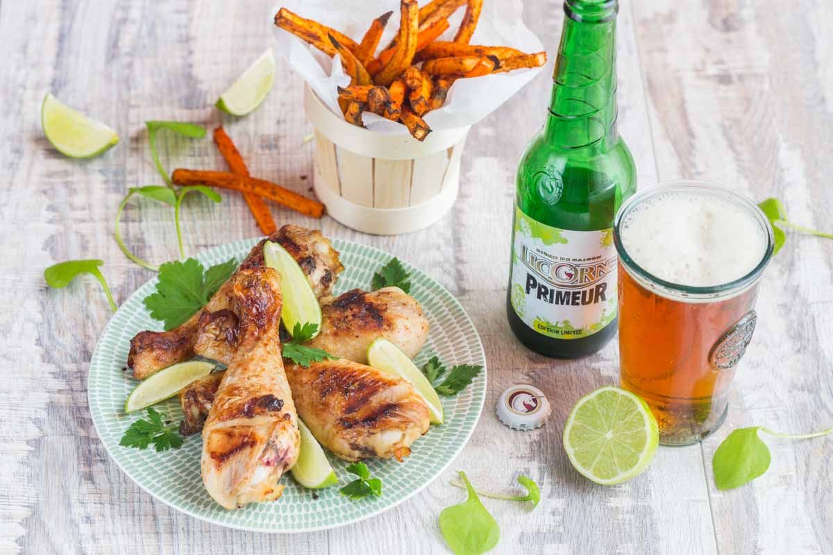 Pilons de poulet marinés à la bière Licorne et au citron vert, frites de légumes