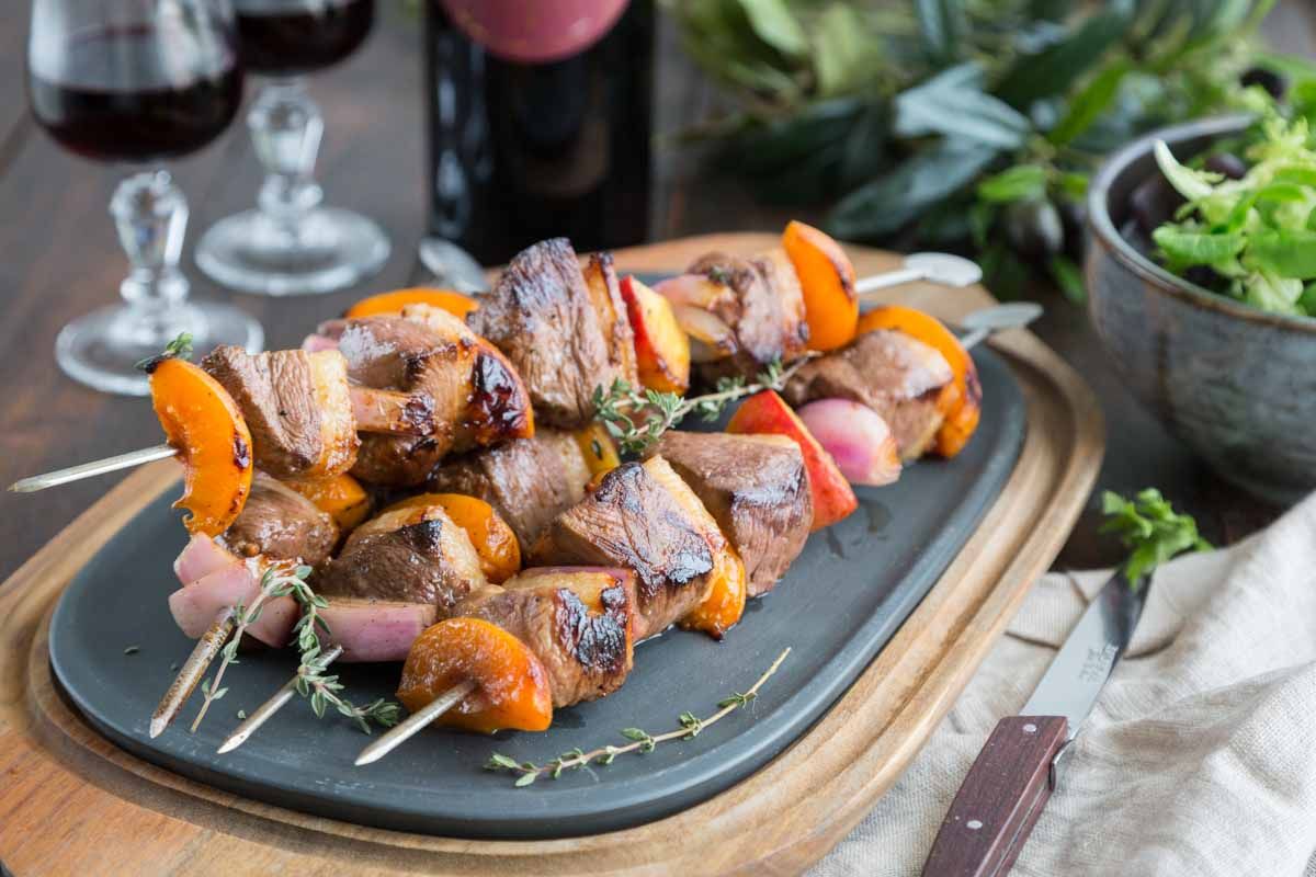Des brochettes de magret de canard aux pêches et abricots pour affûter vos papilles