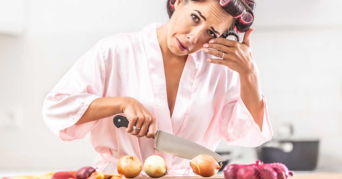 Une astuce révolutionnaire pour éplucher les oignons sans larmes