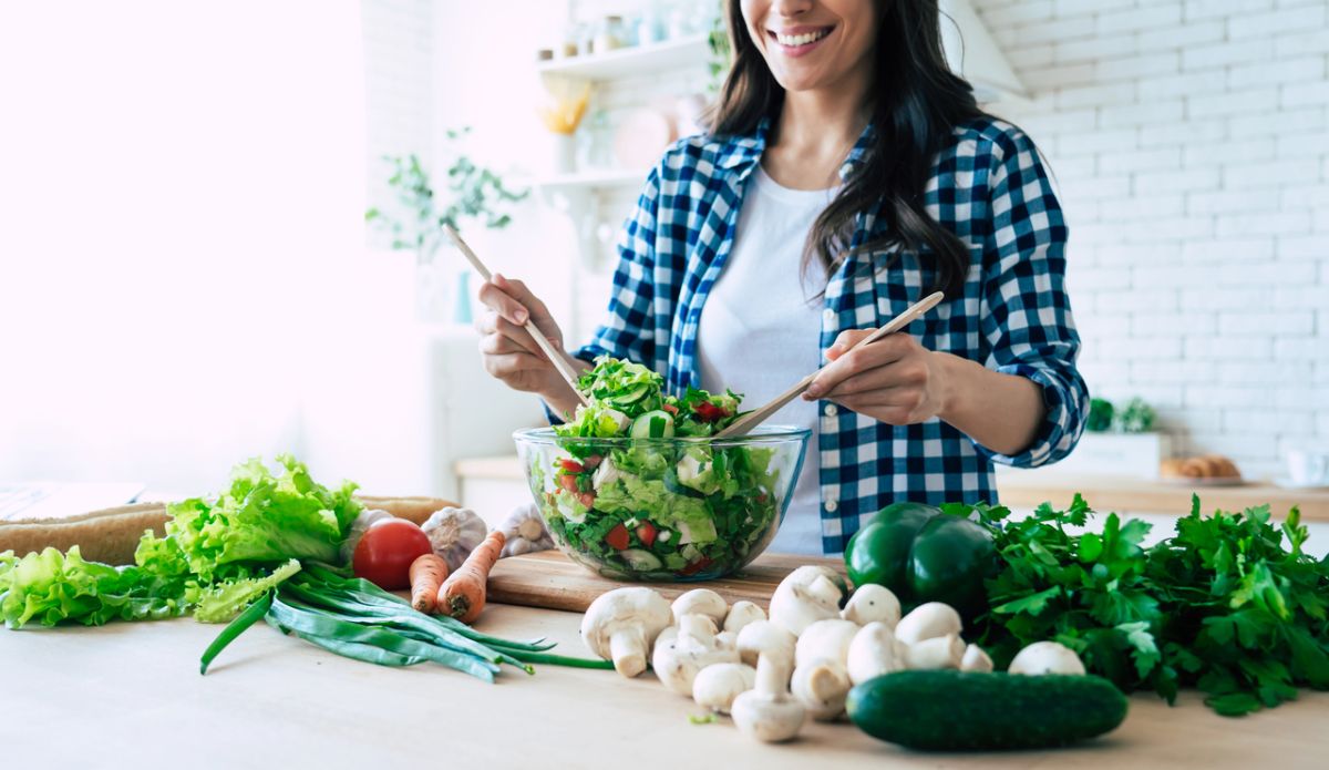 À 64 ans, elle partage son secret jeunesse grâce à un fruit surgelé