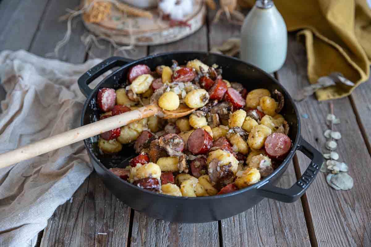 One pan de gnocchis aux saucisses et champignons