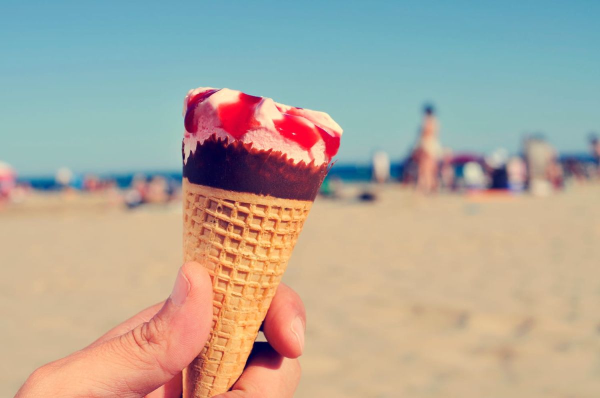 L'astuce parfaite pour savourer des glaces à la plage sans se charger