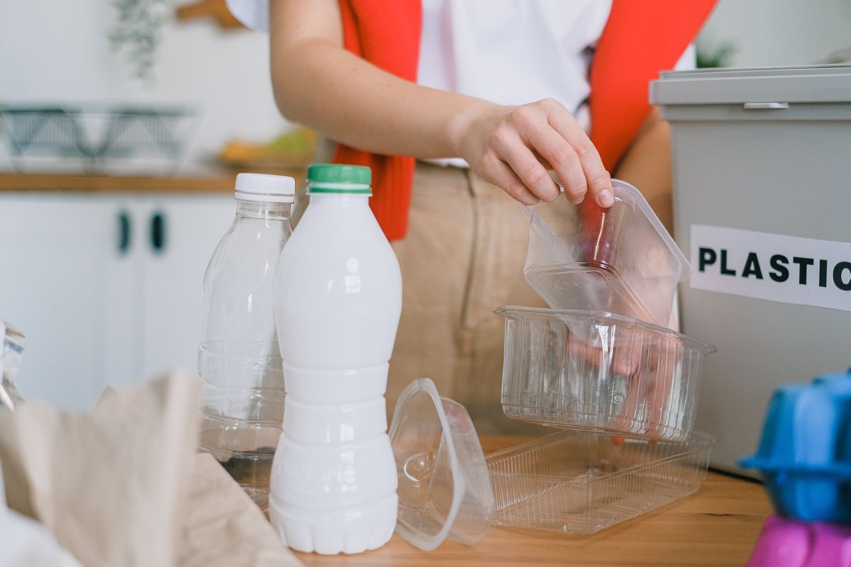 écraser une bouteille en plastique : un geste écolo ou contre-productif ?