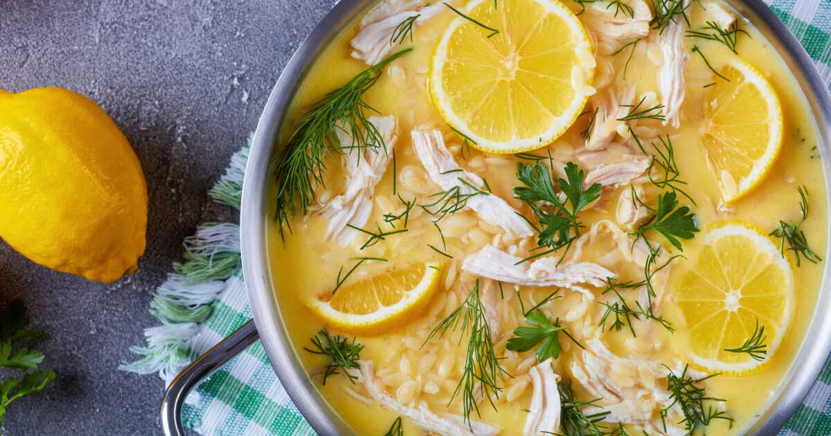 Découvrez la soupe avgolemono, un trésor de la gastronomie grecque