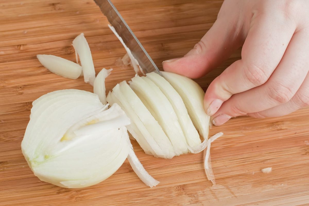 Une technique inédite pour couper les oignons sans larmes
