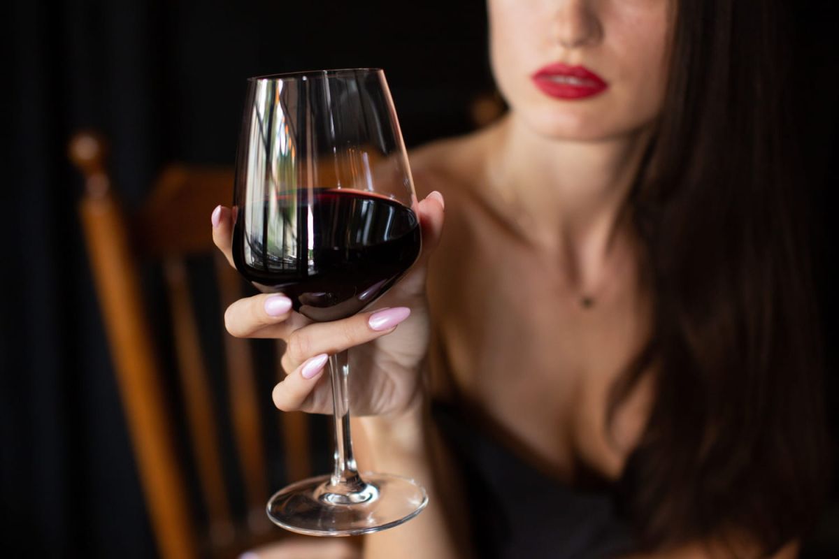 Les secrets pour tenir son verre à vin comme un pro