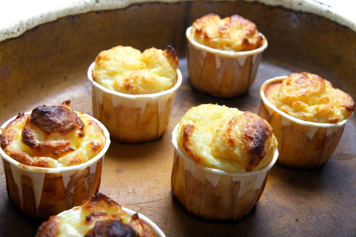 Découvrez la recette parfaite du soufflé au comté selon Cyril Lignac
