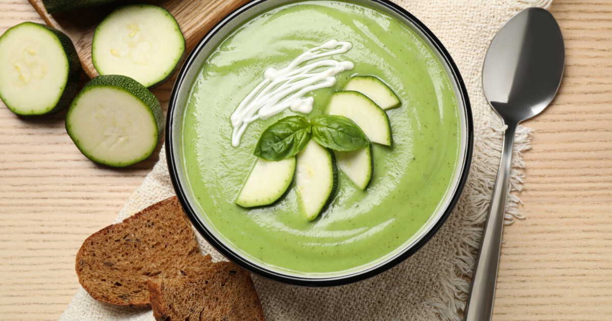 La soupe de courgette et basilic, un délice d'été à savourer