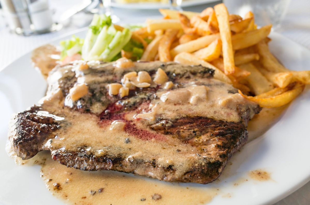 Un bistrot parisien où les frites et la viande s'invitent à volonté